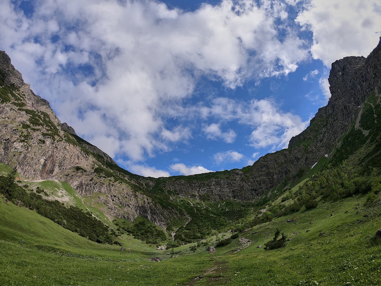 Hinter diesem Bergkamm liegt der Schrecksee