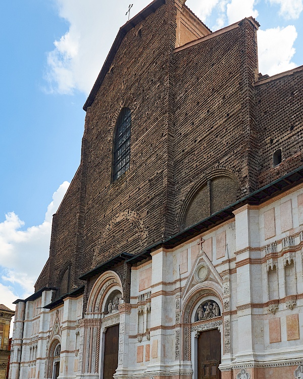 Die Fassade der Basilica di San Petronio in Bologna (Italien)