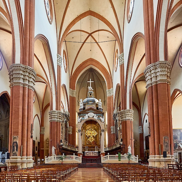 Im Inneren der Basilica di San Petronio in Bologna (Italien)