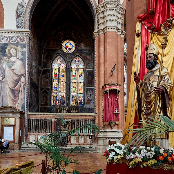 Im Inneren der Basilica di San Petronio in Bologna (Italien)