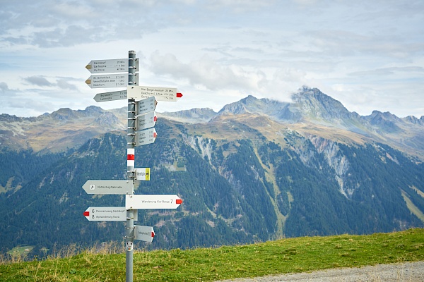 Wegweiser zum Aussichtspunkt Vier Barga (Montafon)