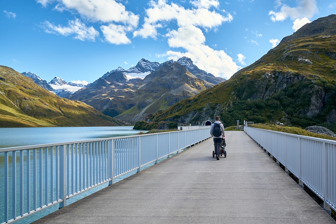 Kinderwagenfreundlicher Weg am Silvretta Stausee