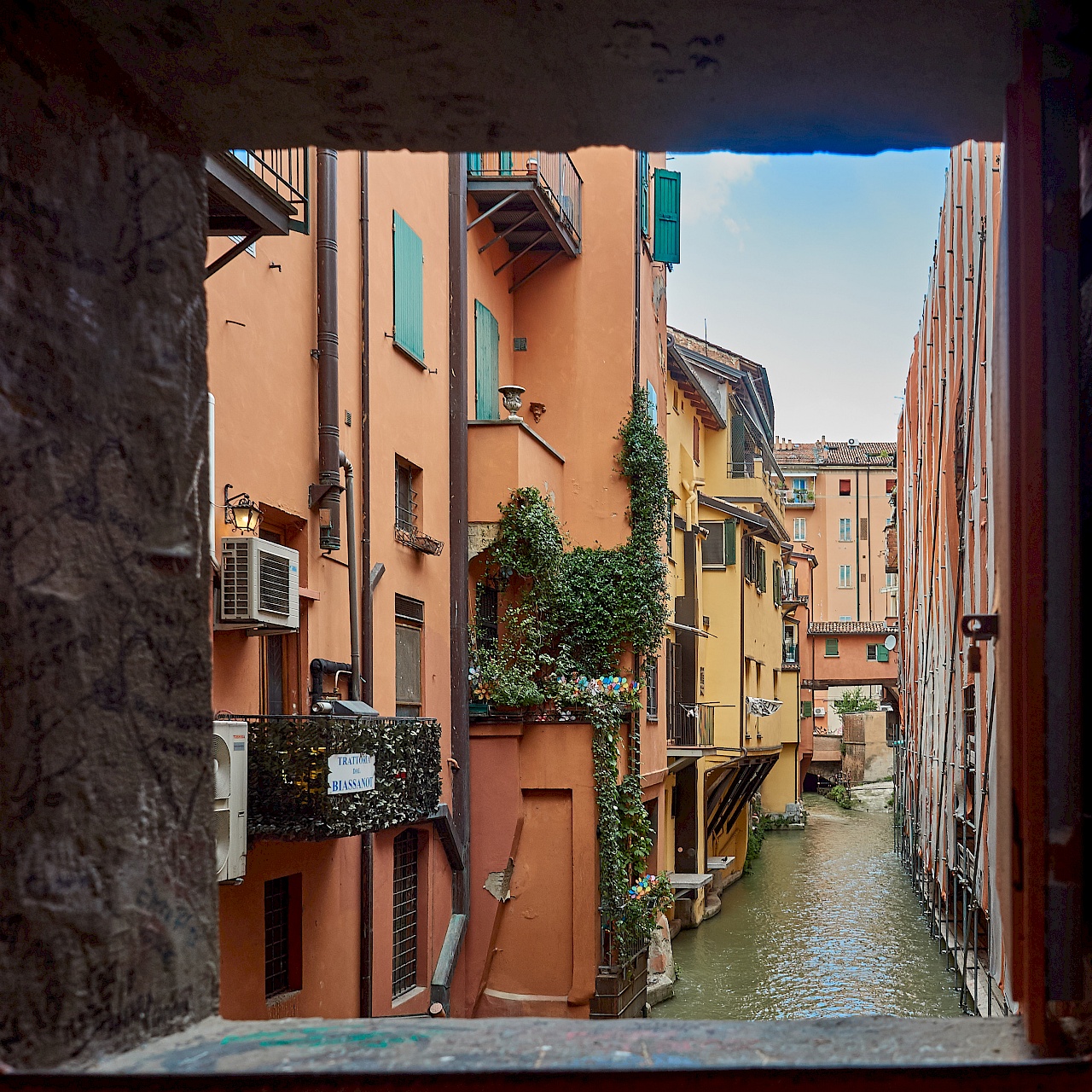 Blick auf den Kanal vom Finestrella di Via Piella in Bologna (Italien)