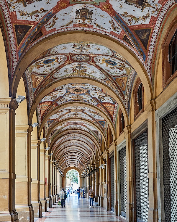 Wunderschöne Arkaden in Bologna (Italien)