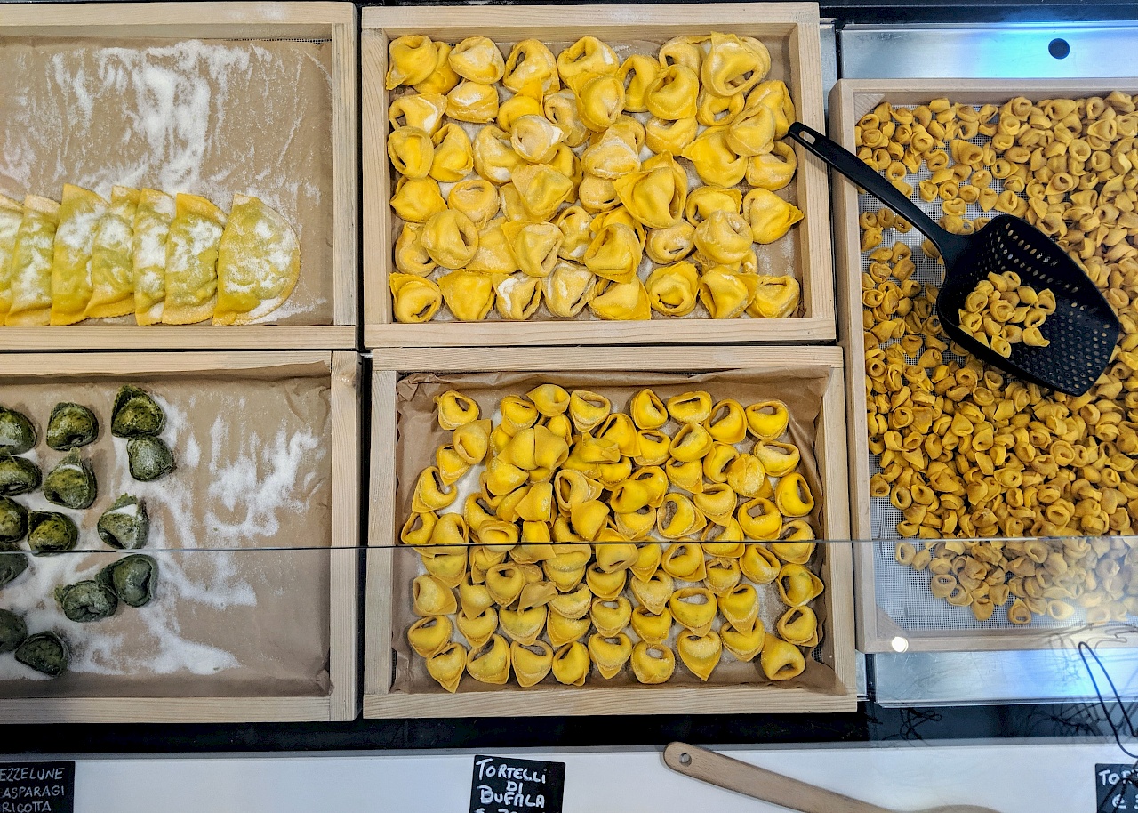 Frische Pasta in Bologna (Italien)