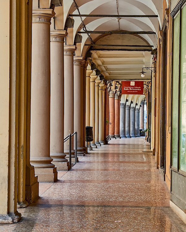 Wunderschöne Arkaden in Bologna (Italien)