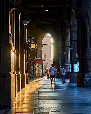 Flanieren in den Arkaden von Bologna (Italien)