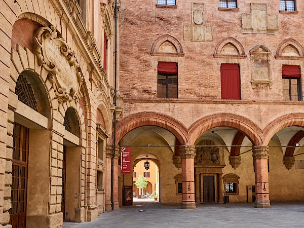 Innenhof des Palazzo d’Accursio in Bologna (Italien)