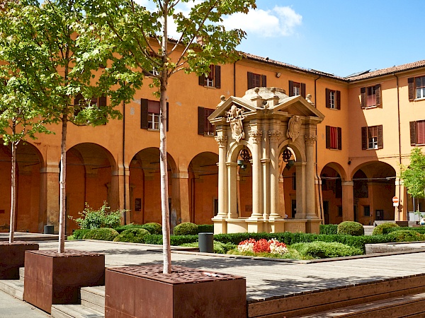 Innenhof des Palazzo d’Accursio in Bologna (Italien)