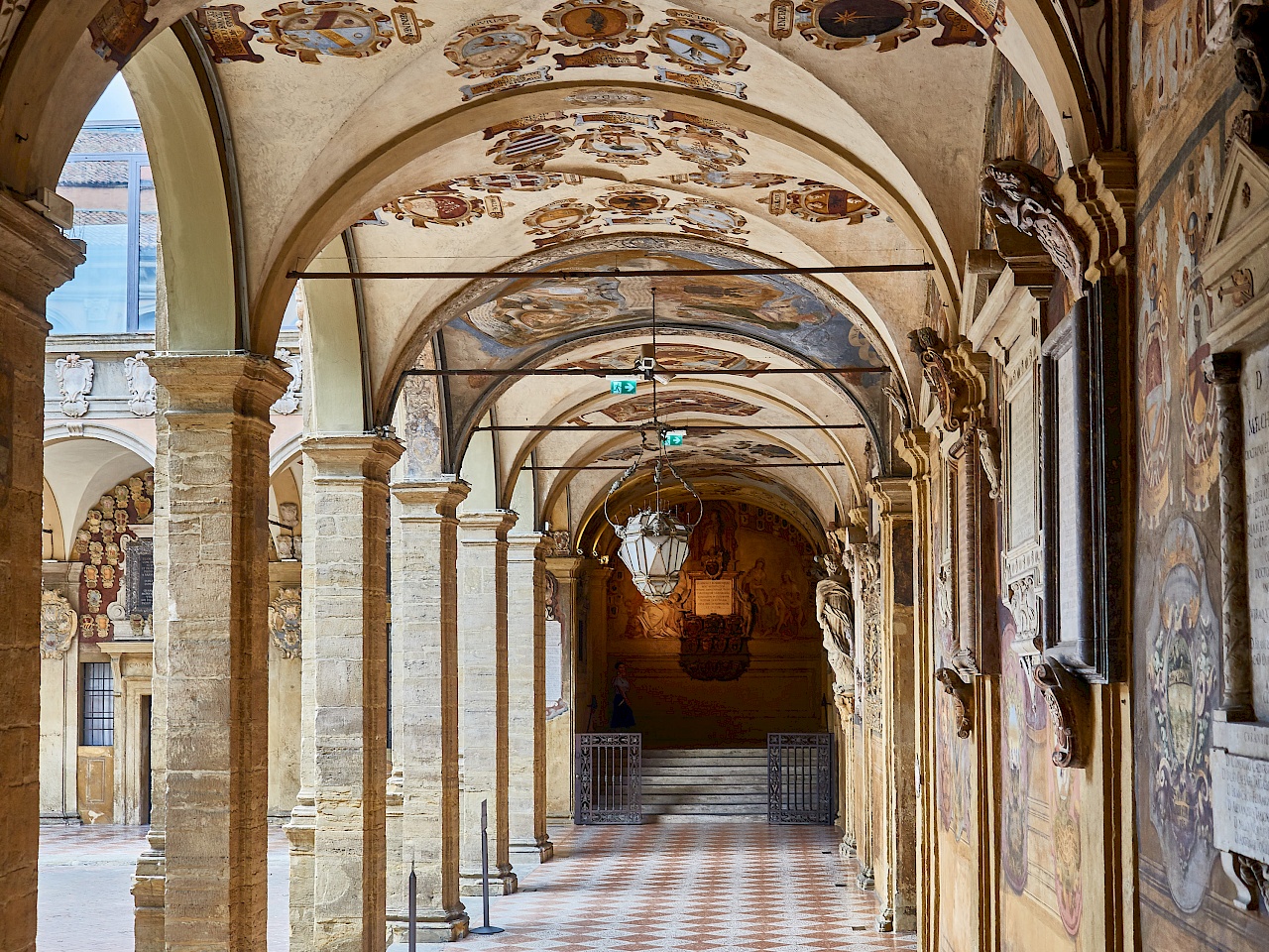 Säulengang im Palazzo dell’Archiginnasio in Bologna (Italien)