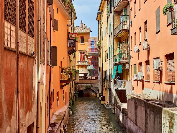 Einer der versteckten Kanäle in Bologna (Italien)