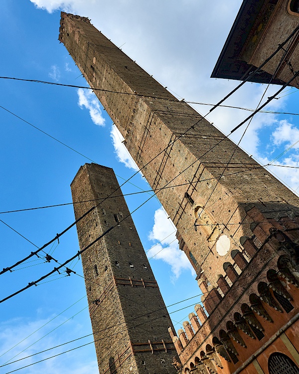 Garisenda und Asinelli Turm in Bologna (Italien)