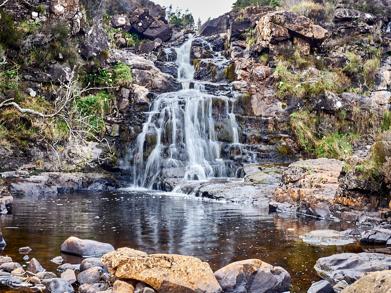 Wasserfälle zu Beginn der Wanderung zu den Fairy Pools auf der Isle of Skye (Schottland)