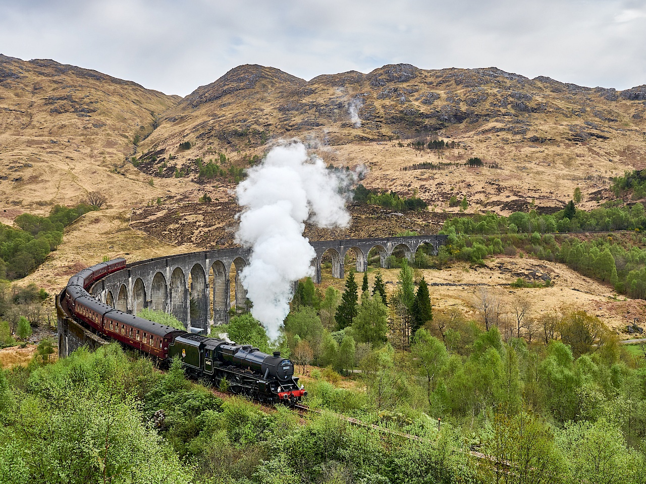 Der Hogwarts-Express auf dem Glenfinnan-Viadukt in Schottland