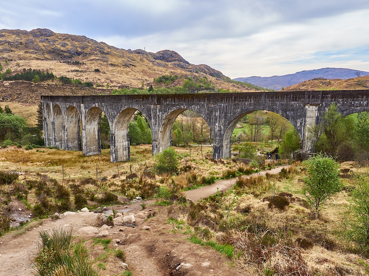 Unter dem Viadukt durch ein Tor gehen und zum Aussichtspunkt hoch gehen