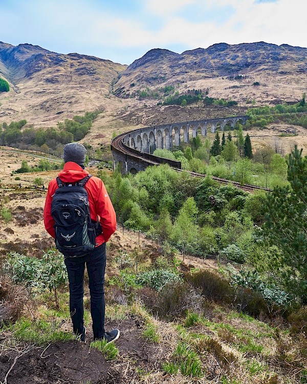 Aussichtspunkt mit Blick auf das Glenfinnan-VIadukt in Schottland