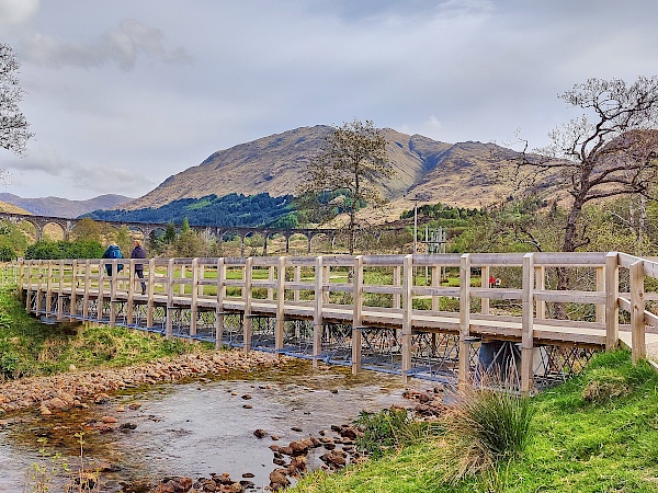 Brücke über den Fluss Finnan auf dem Weg zum Glenfinnan-Viadukt in Schottland