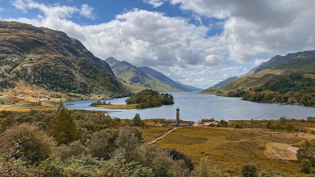 Aussicht auf Loch Shiel mit dem Glenfinnan Monument (Schottland)