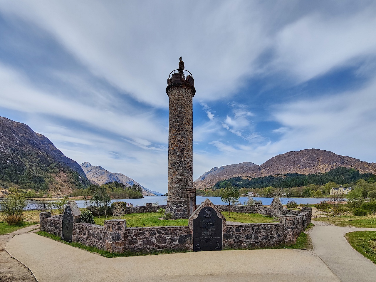 Glenfinnan Monument am Loch Shiel in Schottland