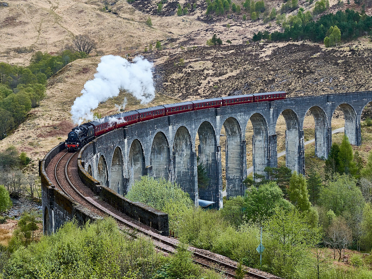 Der Harry Potter-Zug fährt über das Glenfinnan-Viadukt