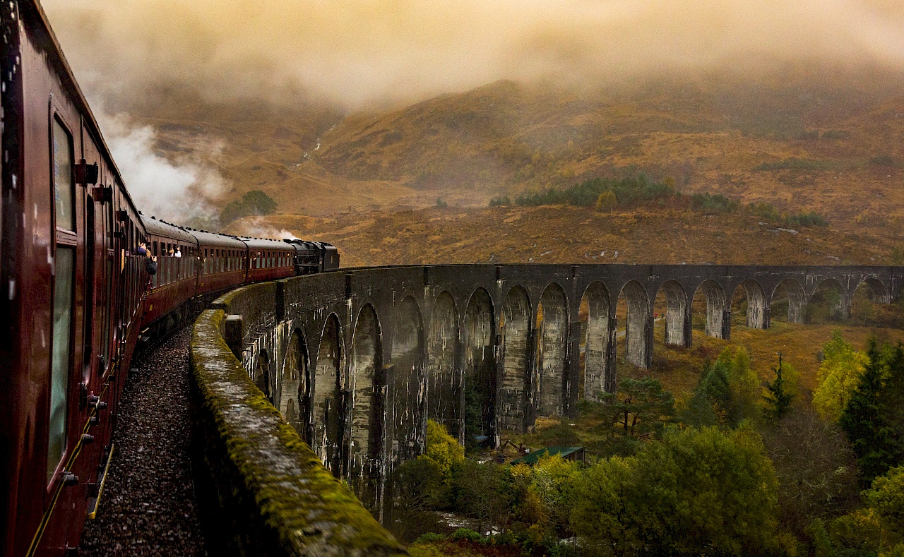 Hogwarts Express über dem Glenfinnan-Viadukt in Schottland