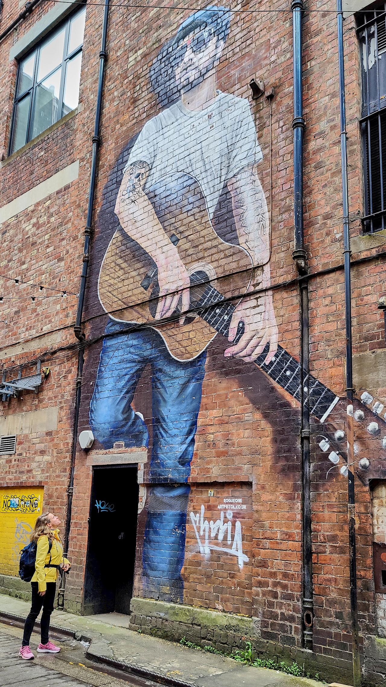 Street Art in Glasgow - The Musician (Rogue /Art Pistol)