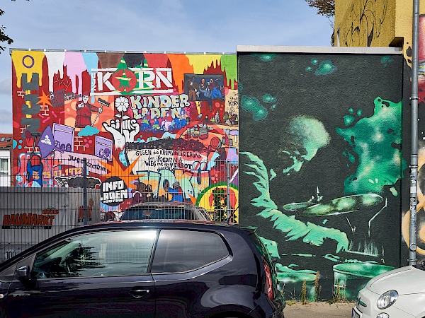 Schlagzeuger auf der Fassade des Musikladens in der Gerhardstraße