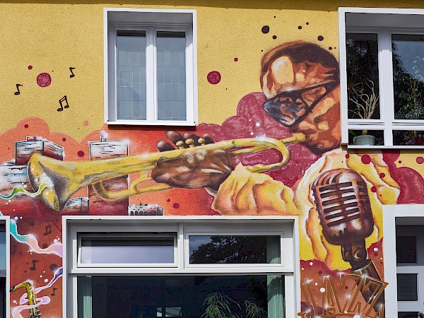 Trompetenspieler auf der Fassade des Musikladens in der Gerhardstraße