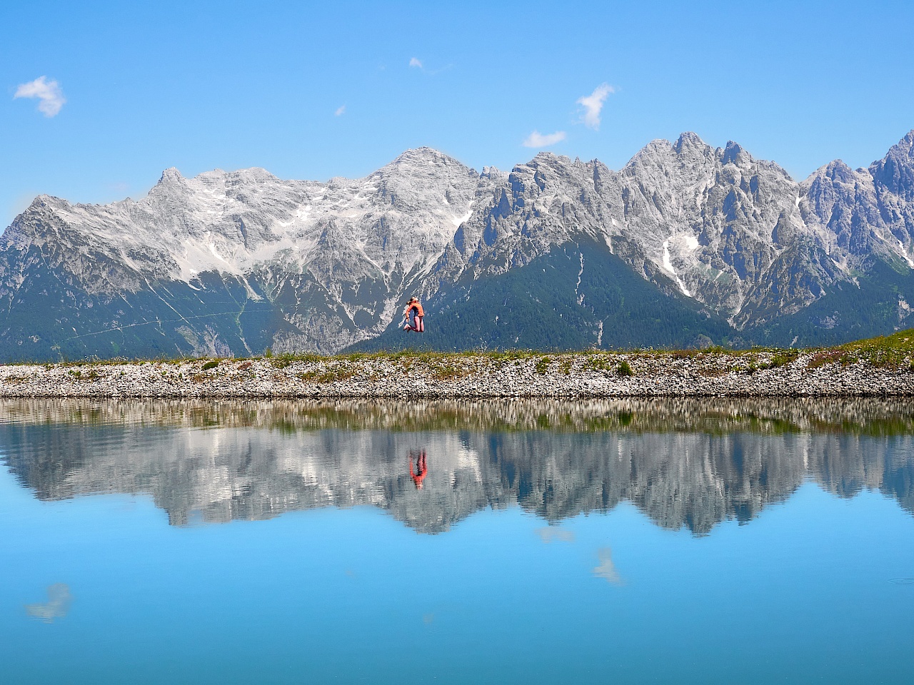 Speichersee mit Bergpanoramaspiegelung