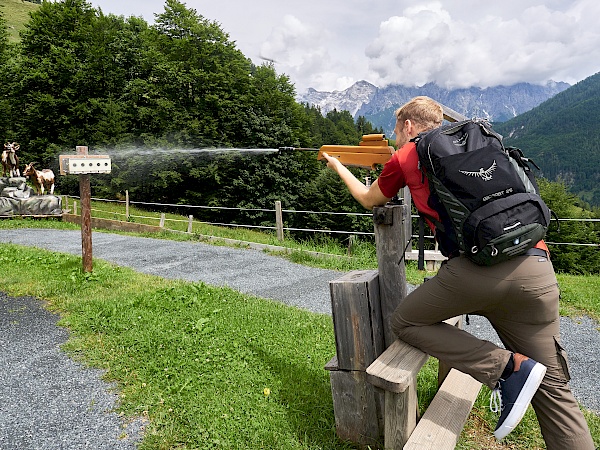 Sich im Biathlon-Schießen an der Hoametzlhütte üben