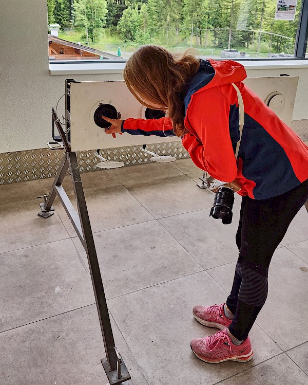 An einer Schießscheibe Im Biathlon-Stadion in Hochfilzen