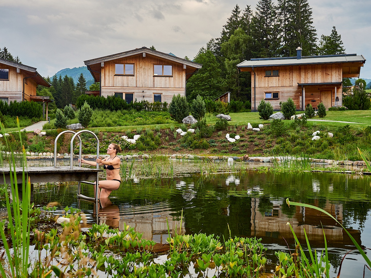 Baden im Badeteich im Hotel Grosslehen im PillerseeTal