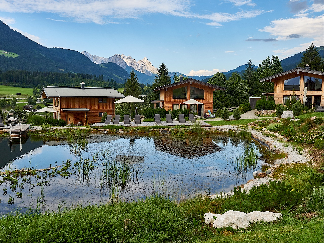 Chalets Grosslehen mit Naturbadeteich im PillerseeTal