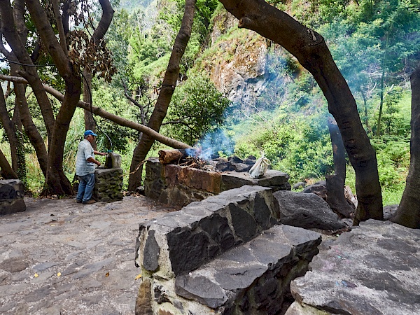 Wanderung auf der Levada do Moinho auf Madeira – Arbeiter bereiten sich ihr Mittagessen zu