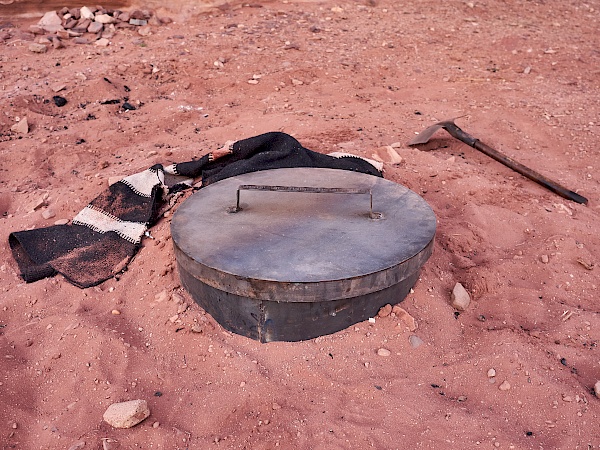 Klassische beduinische Speise Zerb im Wadi Rum in Jordanien