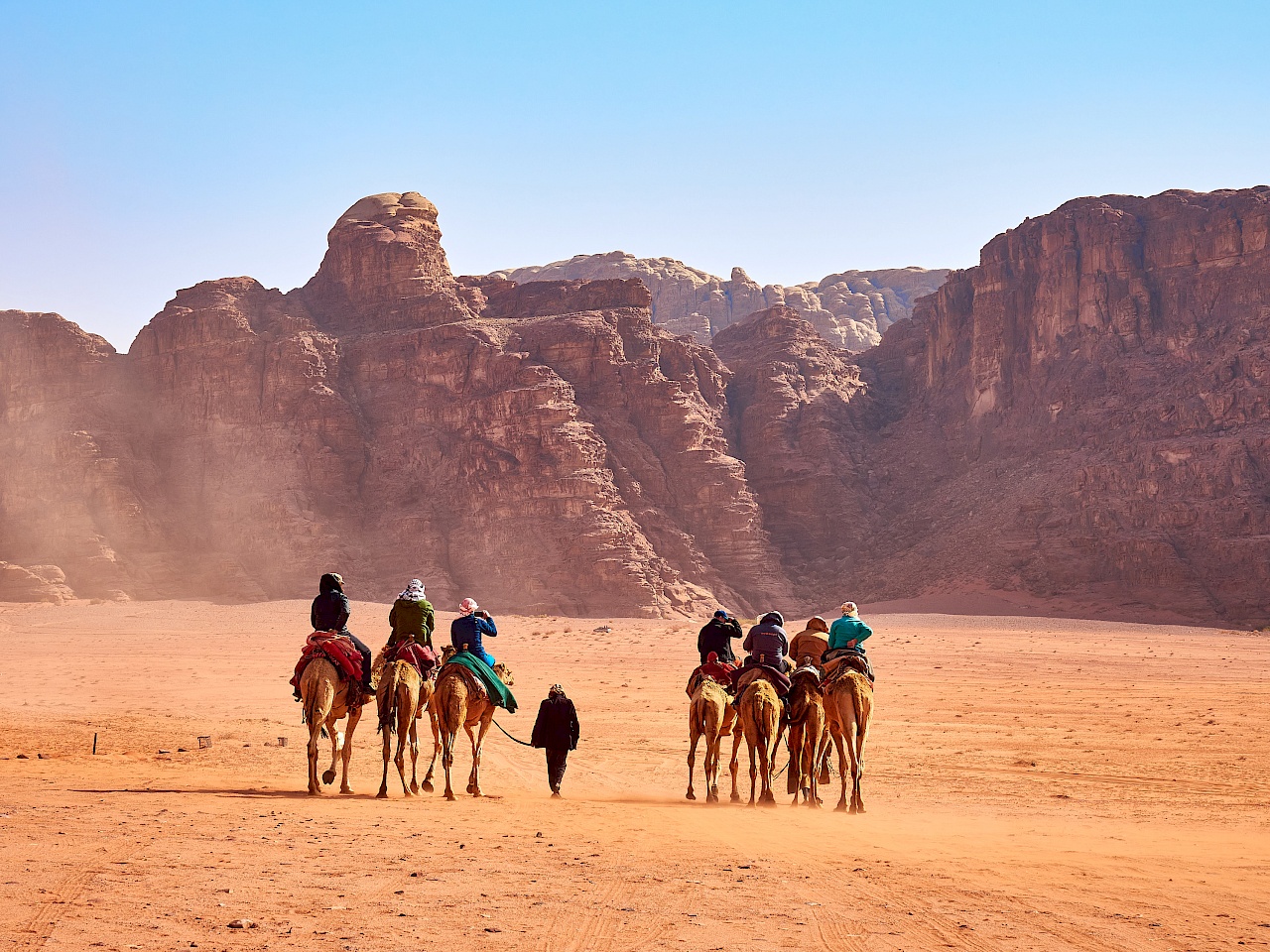 Auf Kamelen reiten im Wadi Rum in Jordanien