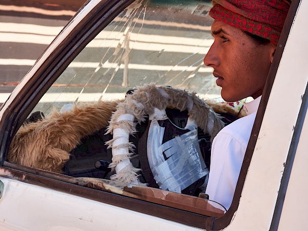 Interessante Reperatur im Jeep im Wadi Rum in Jordanien