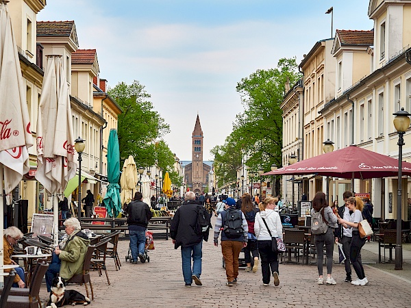 Blick auf die Kirche St. Peter und Paul auf der Brandenburger Straße in Potsdam