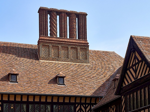 Schornsteine des Schloss Cecilienhof in Potsdam