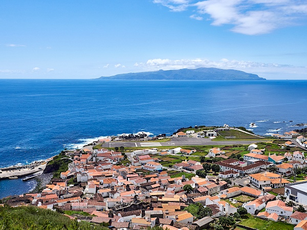 Aussicht auf Vila do Corvo und Flores im Hintergrund