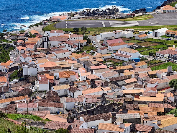 Aussicht auf Vila do Corvo und den Flughafen von Corvo