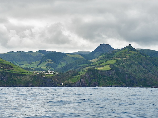 Rückfahrt von Corvo mit Blick auf Flores mit dem Zodiak