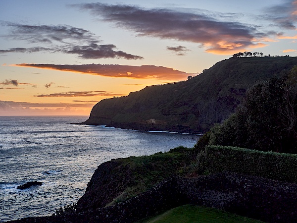 Blick vom Balkon des Caloura Hotel Resort auf São Miguel (Azoren)