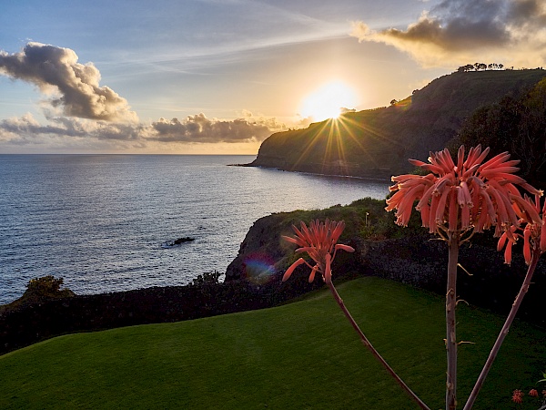 Blick vom Balkon des Caloura Hotel Resort auf São Miguel (Azoren)