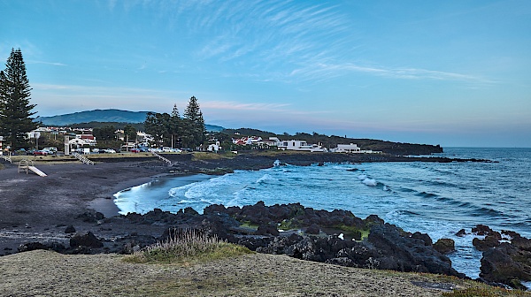 Strand Praia do Pópulo auf São Miguel (Azoren)