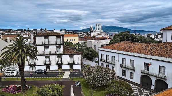 Blick vom Hotel Talisman in Ponta Delgada auf São Miguel (Azoren)