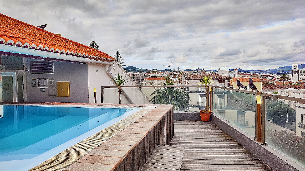 Blick vom Hotelpool Talisman in Ponta Delgada auf São Miguel (Azoren)