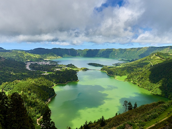 Aussicht vom Lost Place Hotel Monte Palace auf São Miguel (Azoren)