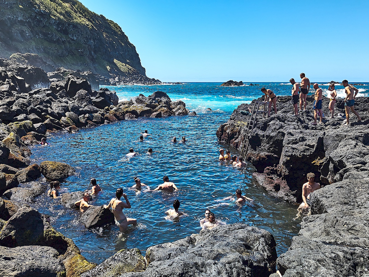 Thermalquelle Ponta da Ferraria auf São Miguel (Azoren)
