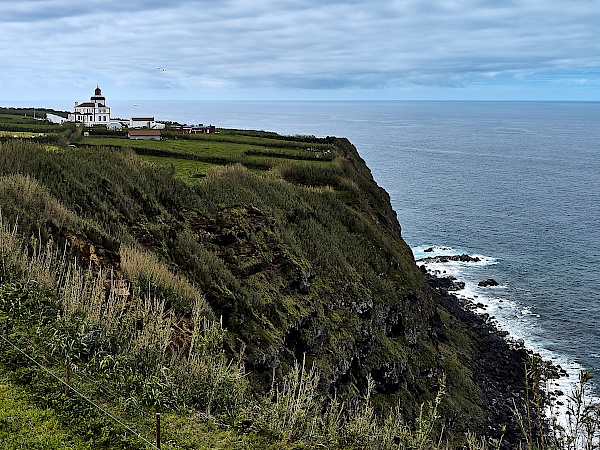 Blick vom Miradouro da Ilha Sabrina auf São Miguel (Azoren)